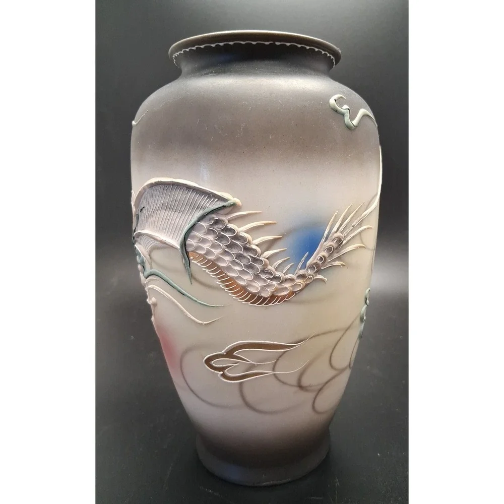 Dragon Ware Moriage Vase Color Black & White Japan